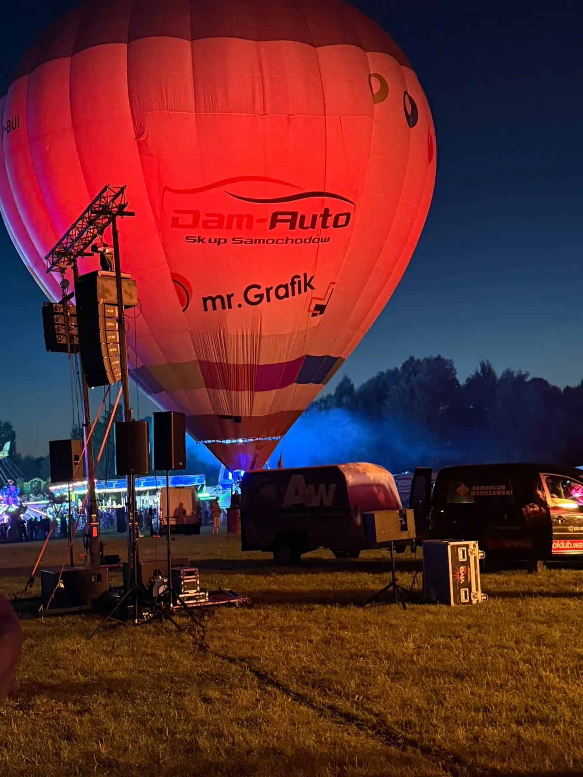 Balon SP-BUI Dam-Auto podświetlony na czerwono podczas nocnego pokazu balonów
